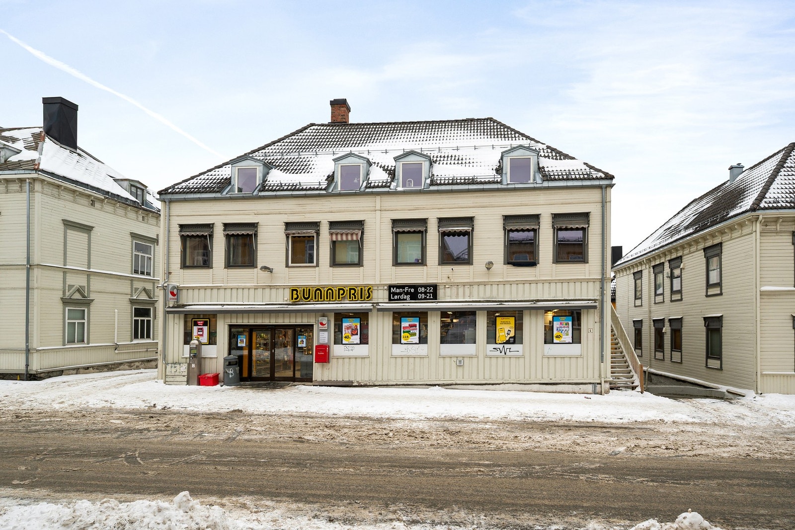 Dagligvarebutikken Bunnpris ligger et steinkast unna eiendommen. Galleribilde