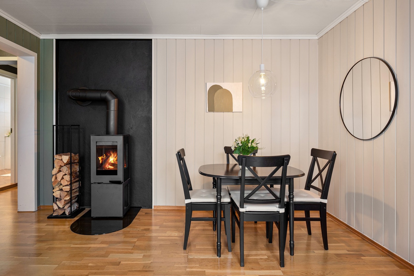 Spisebordet finner sin naturlige plassering ved vedfyringen. Galleribilde