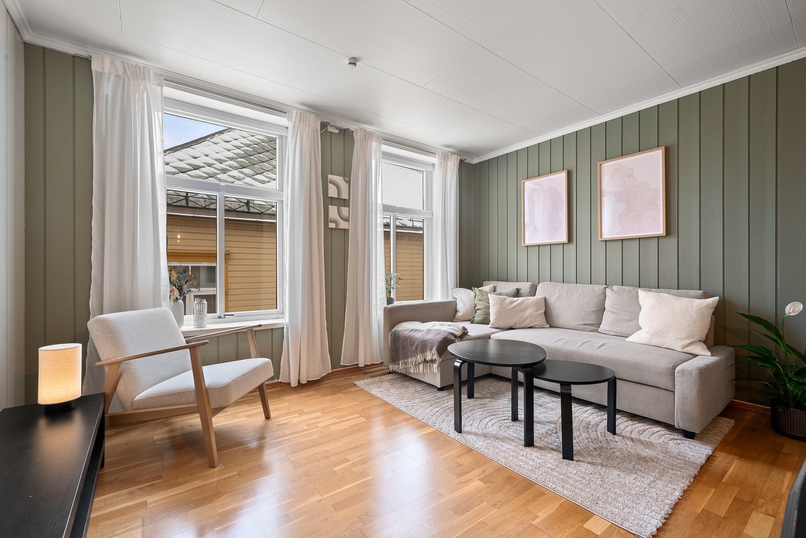 Delikat stue med god plass til flere sittegrupper og spisebord. Galleribilde