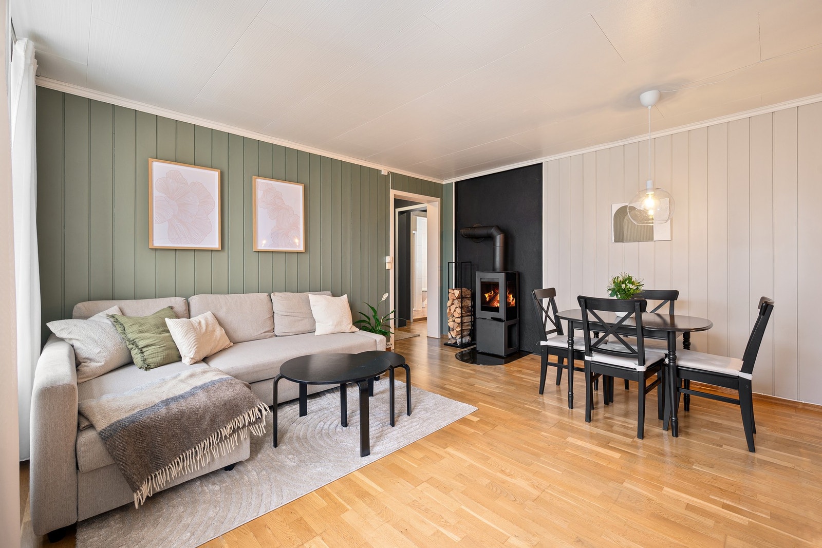 Overflatene har malte flater og malte panel på vegger. Galleribilde