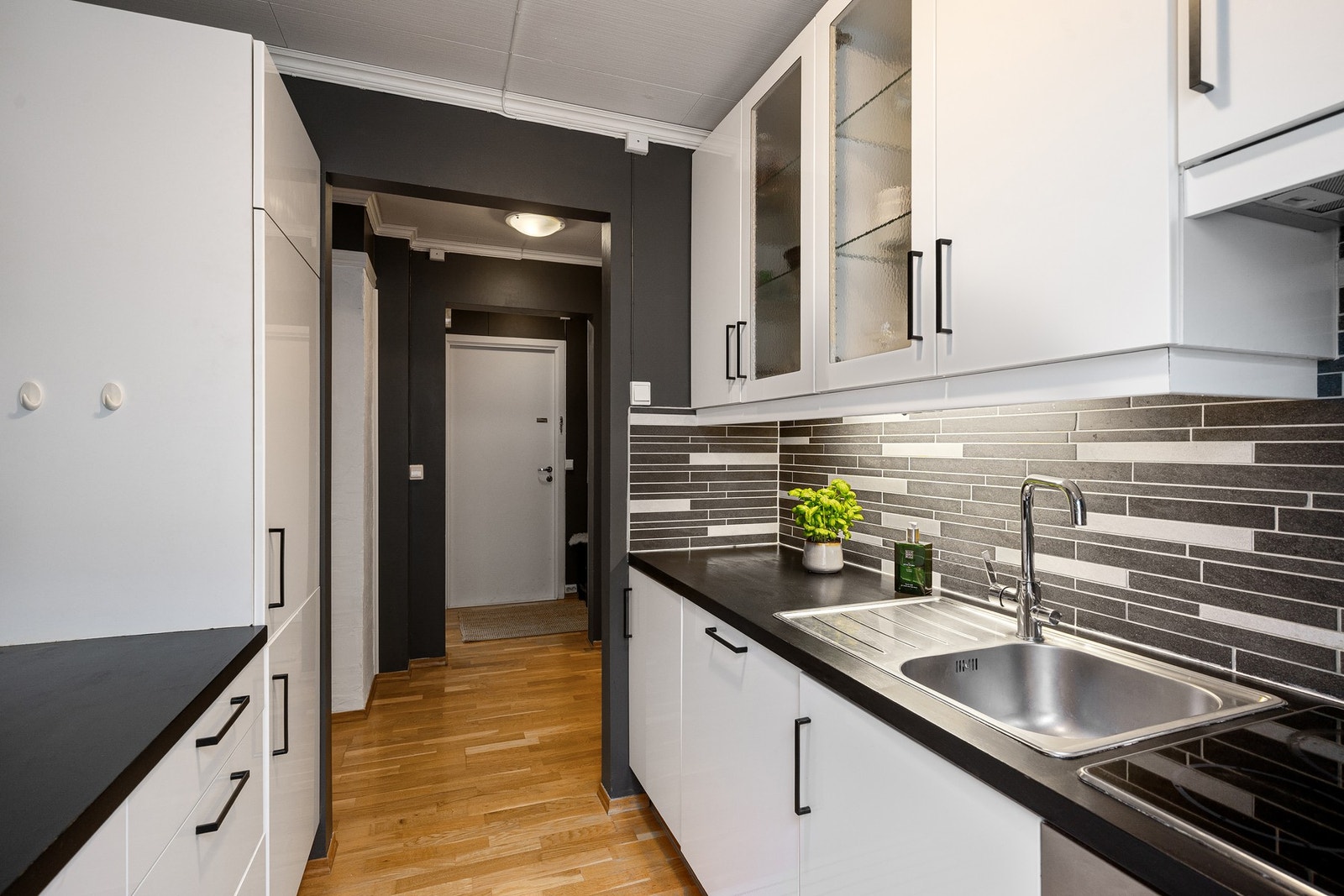 Kjøkkenet har integrert platetopp, stekeovn, oppvaskmaskin og kjøle/fryseskap. Galleribilde