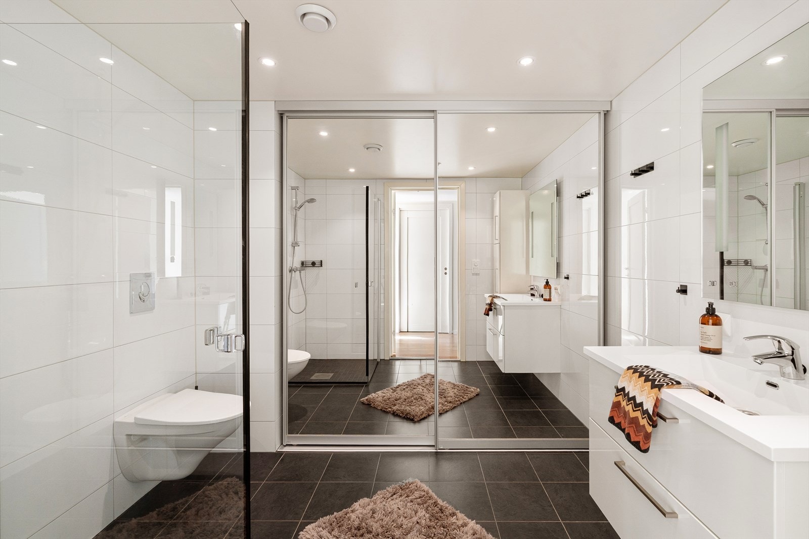 Legg spesielt merke til den praktiske vaskeromsnisjen bak skyvedører av speil. Galleribilde