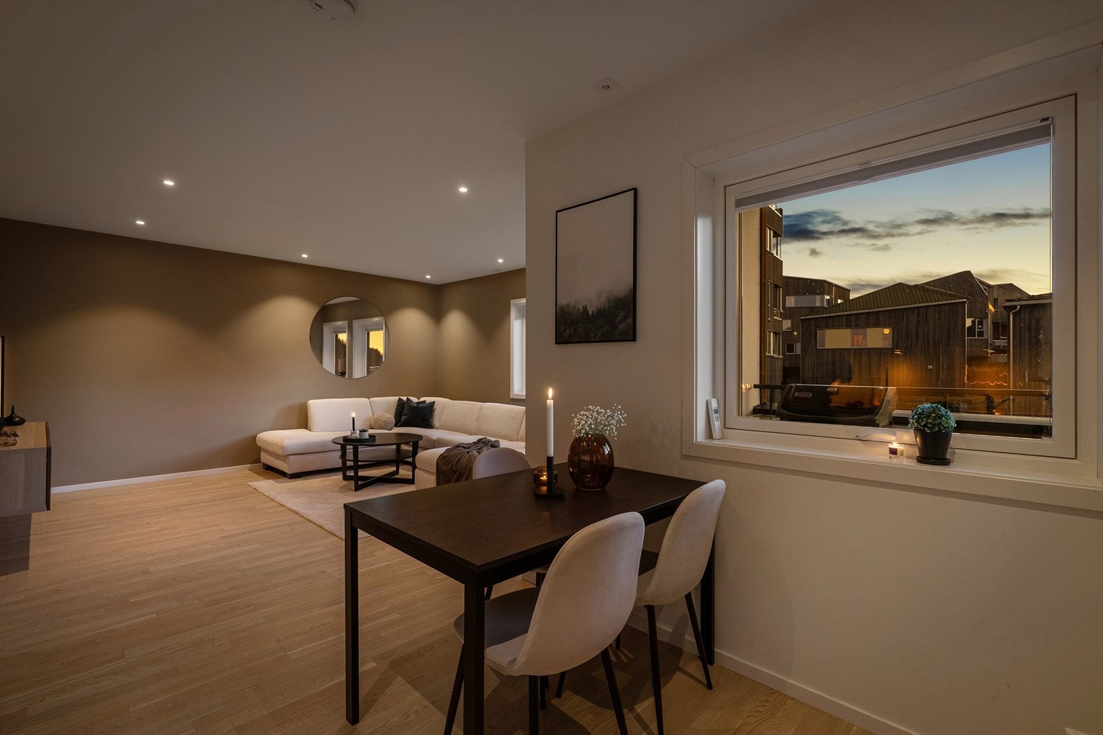 Luftig og sosialt allrom med åpen stue-kjøkkenløsning. Galleribilde