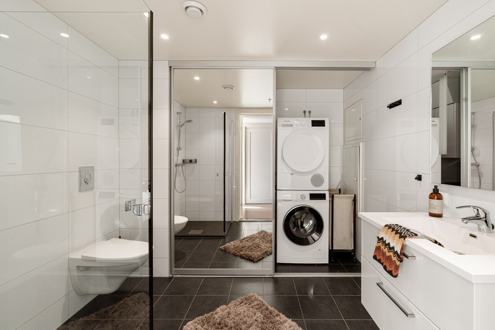 Stort, delikat bad med flislagte overflater og vannbåren varme i gulvet. Galleribilde