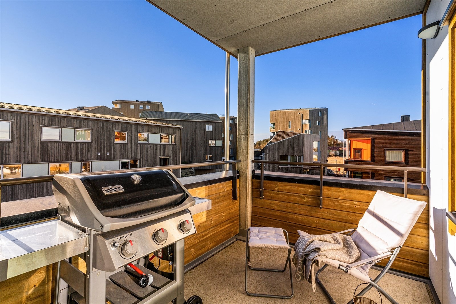 Praktisk, overbygget balkong som forlenger utesesongen! Galleribilde