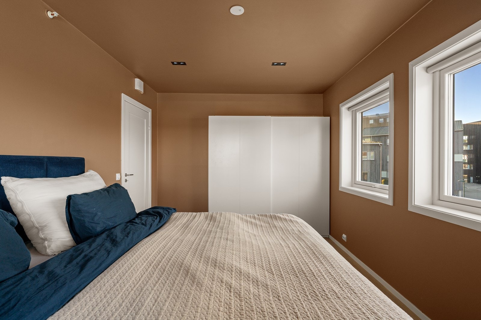 Hovedsoverommet har godt med garderobeplass, samt rikelig med plass til soveromsmøblement. Galleribilde