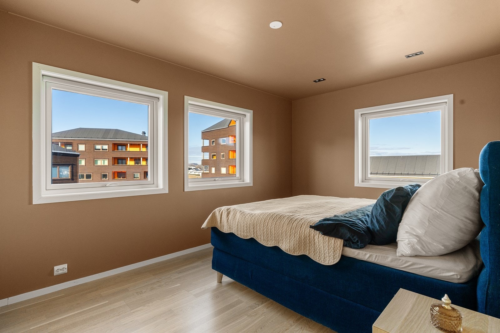 Stort, deilig hovedsoverom på hele ca. 14,5 kvm. med naturlig lys fra 2 lysretninger. Galleribilde