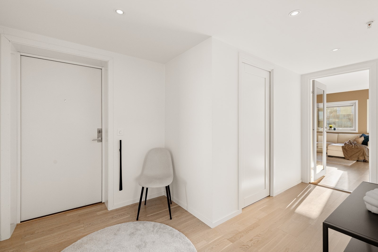 Man ønskes velkommen inn til en lys og luftig gang med tilgang til alle rom. Galleribilde