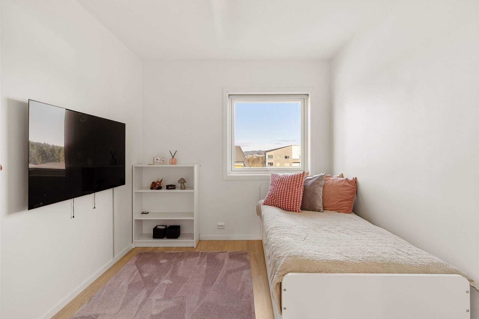 Lyst og tiltalende soverom nr. 2 på ca. 7 kvm. Galleribilde