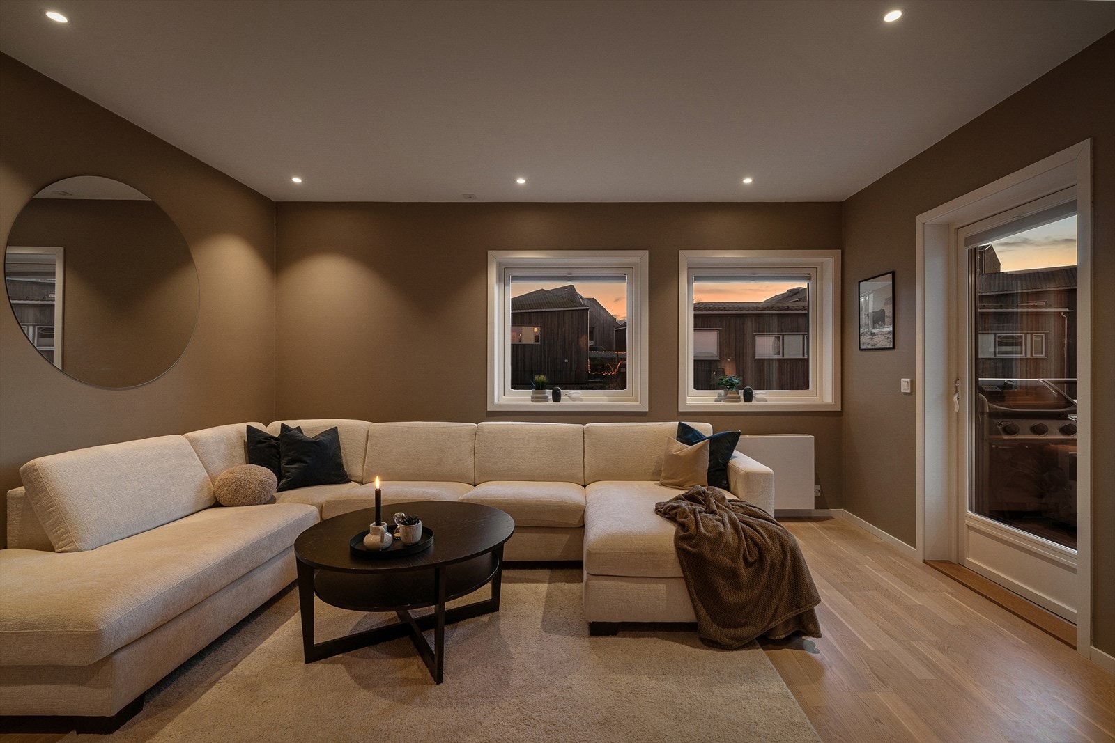 Tiltalende romløsning med god plass til både TV- og spisestue. Galleribilde