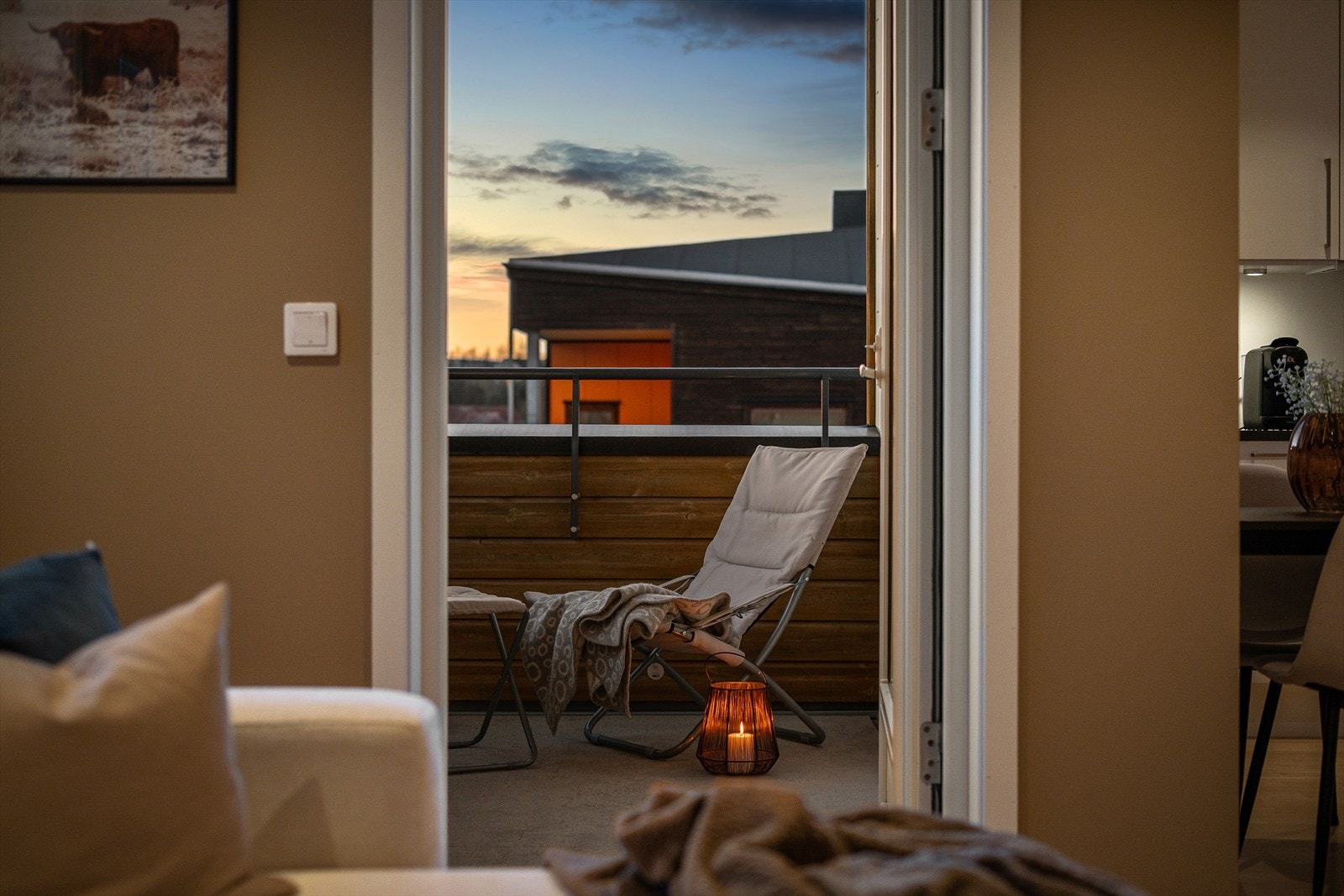 Utgang fra stuen til en solrik balkong på 6 kvm. Galleribilde