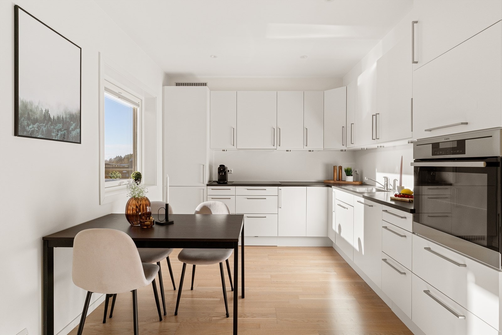 Tidsriktig og lyst kjøkken med rikelig skap- og benkeplass. Galleribilde