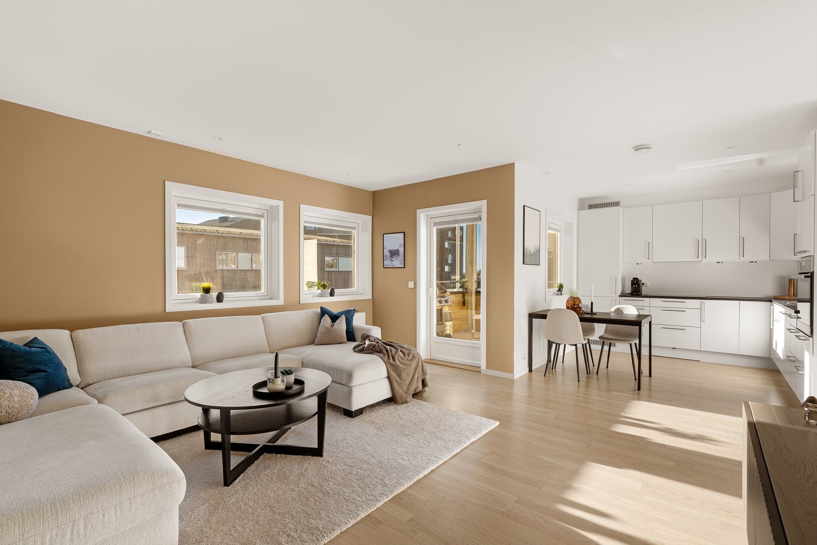 Legg merke til en åpne løsningen med lysinnslipp fra flere lysretninger som gir rikelig med naturlig lys. Galleribilde