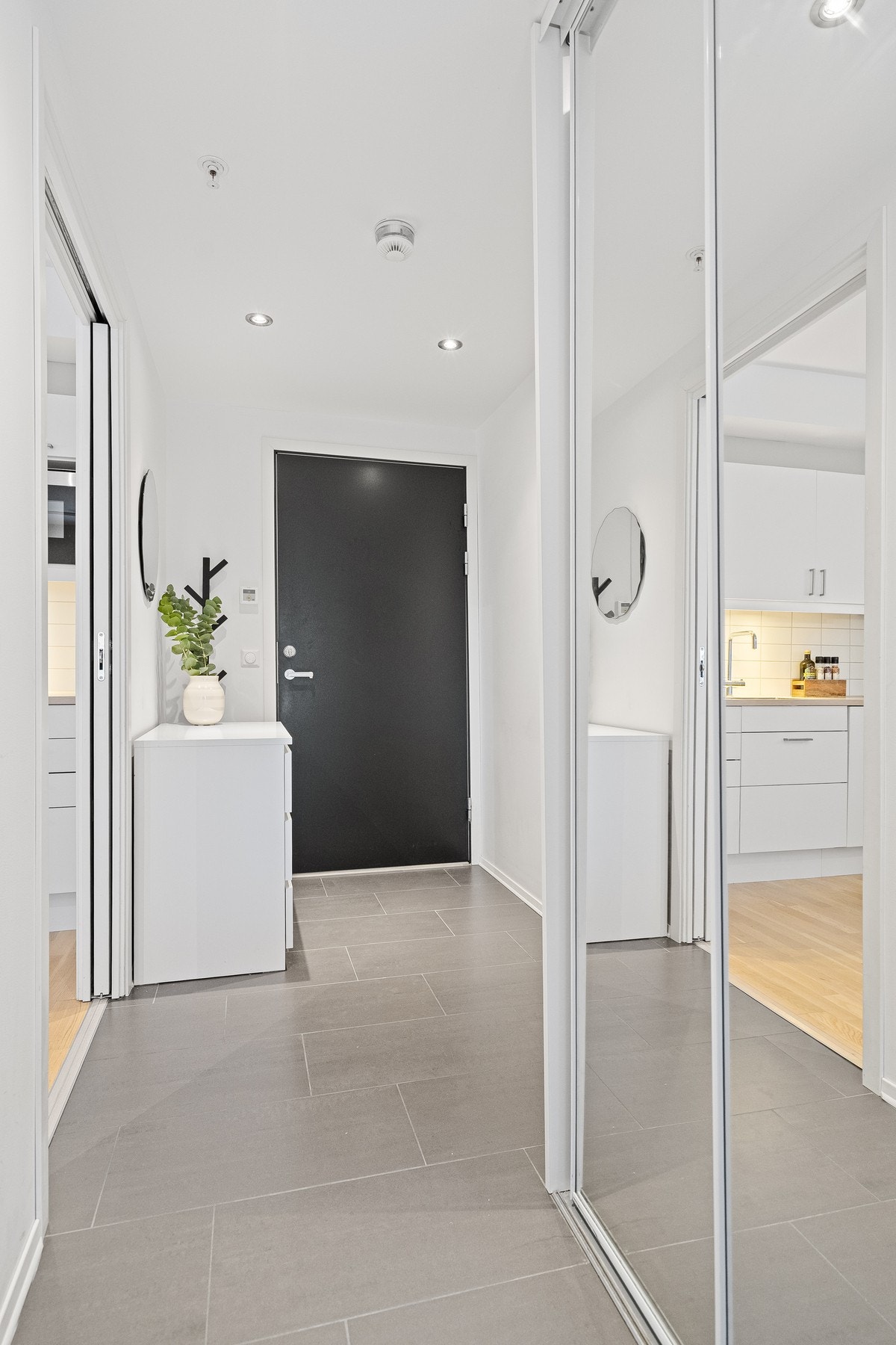 Entré med skyvedørsgarderobe Galleribilde