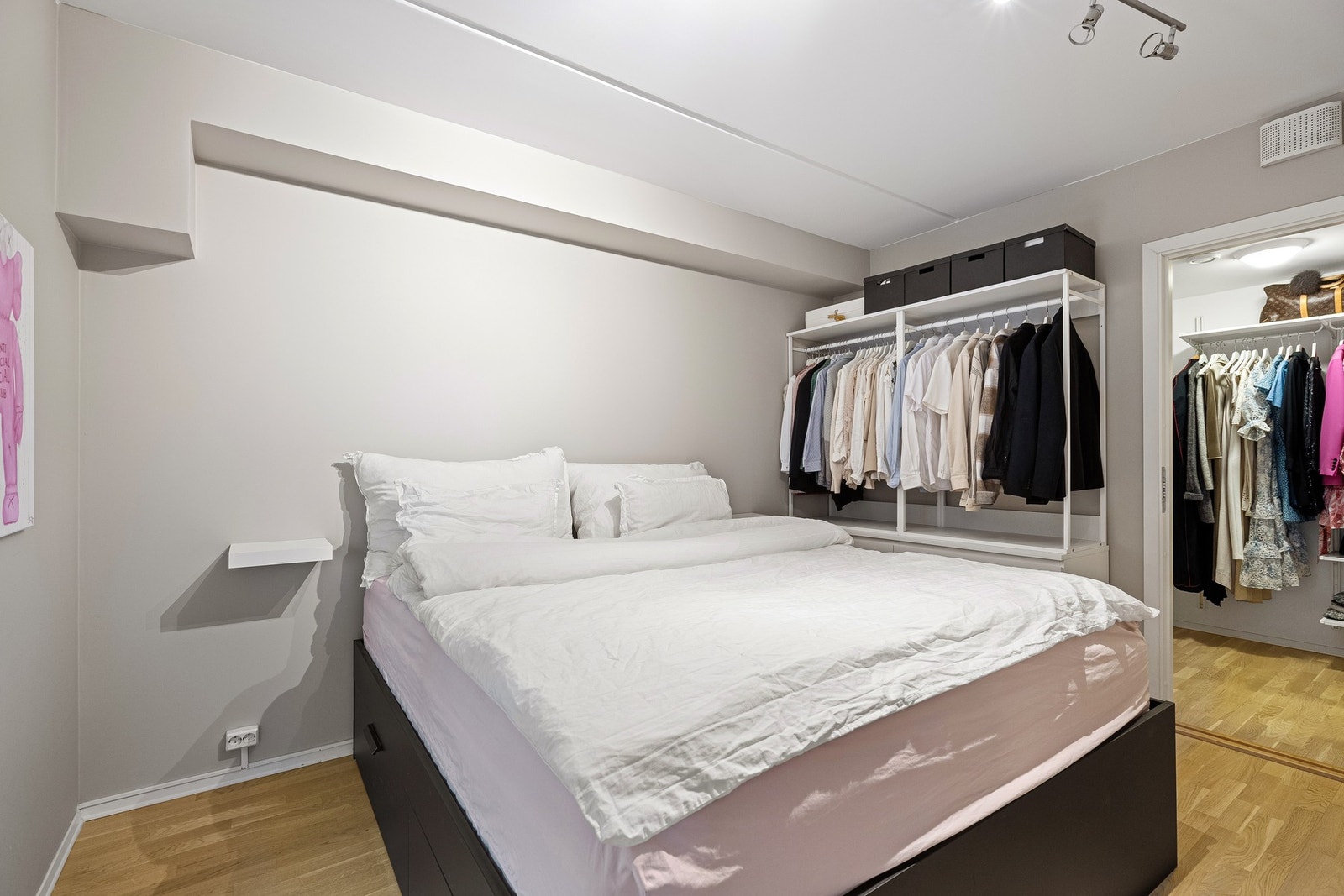 Hovedsoverommet har garderoberom/bod innenfor Galleribilde