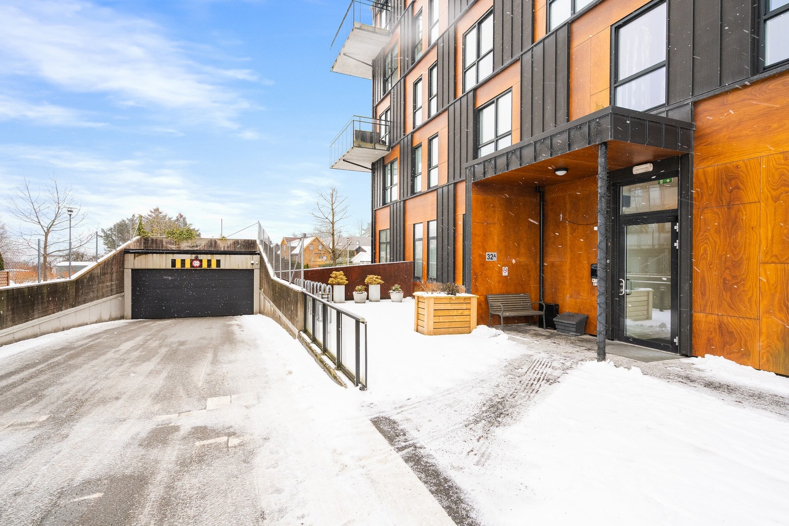 Inngangsparti. Parkering i lukket anlegg. Galleribilde