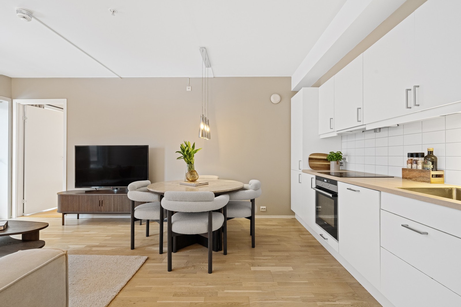 Stue og kjøkken i åpen løsning Galleribilde