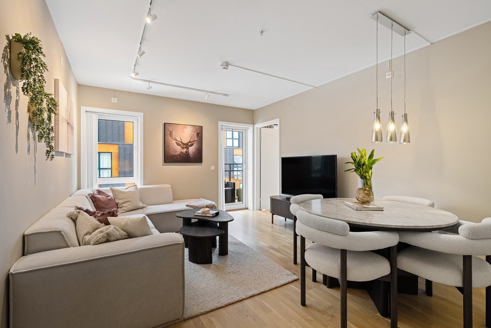 God plass til både sofagruppe og spisebord. Utgang til balkong. Galleribilde