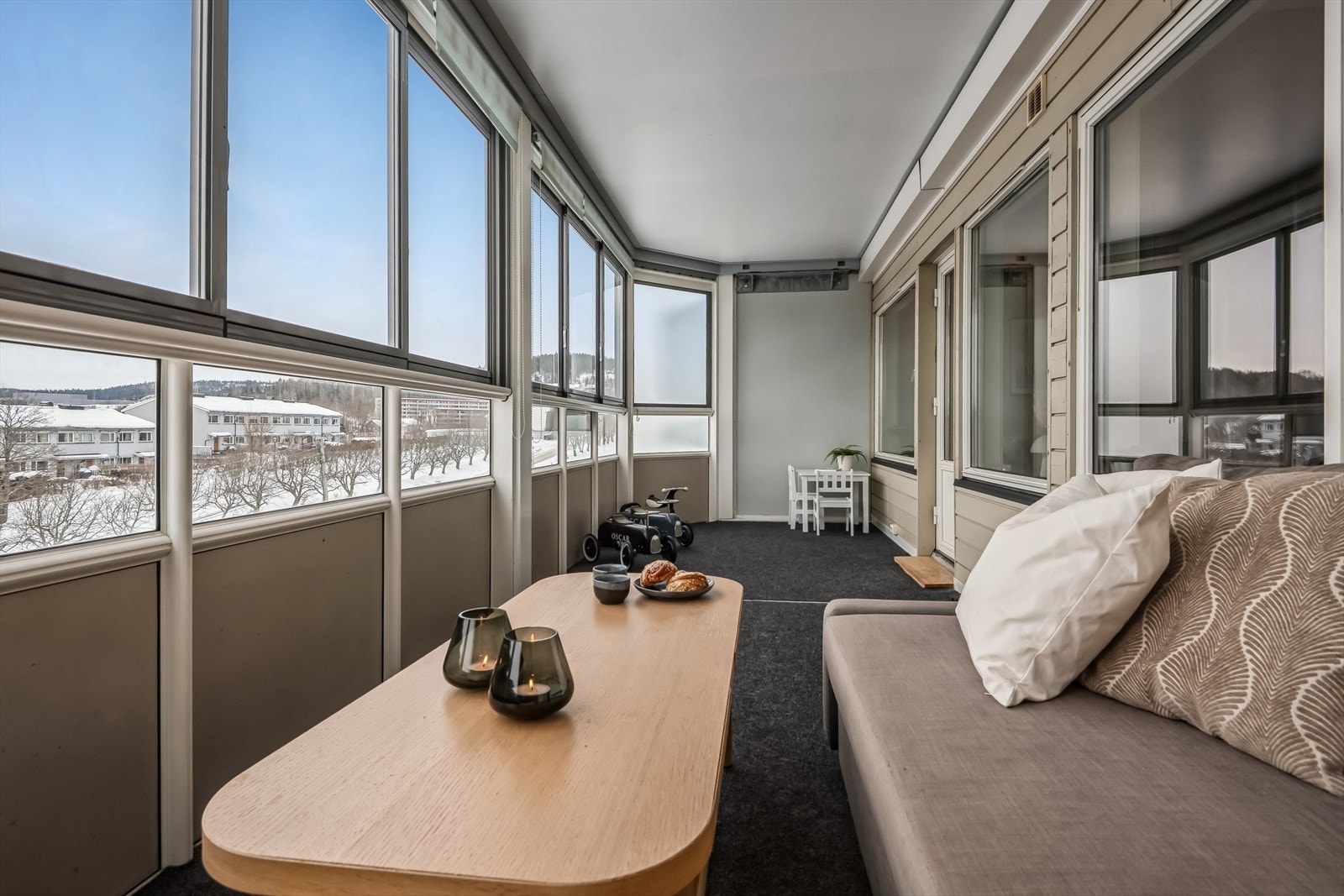 Den innglassede balkongen blir som et ekstra oppholdsrom og denne har man tilgang til via stuen. Balkongen er på ca. 14 kvm og har fin utsikt mot nabolaget og Romeriksåsen. Galleribilde