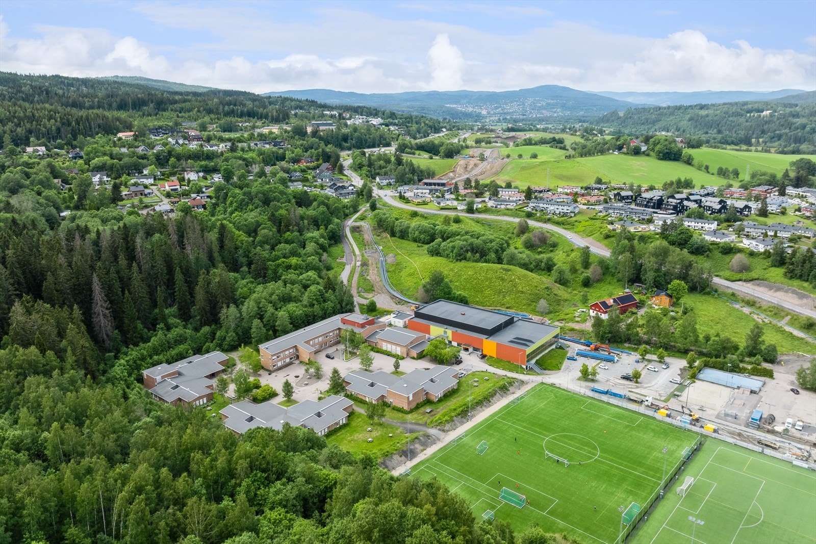 Både Ulverud barneskole og Li ungdomsskole ligger en liten rusletur unna. Er du glad i å spille ballspill eller svømme finner du dette i tilknytning Li ungdomsskole. Galleribilde