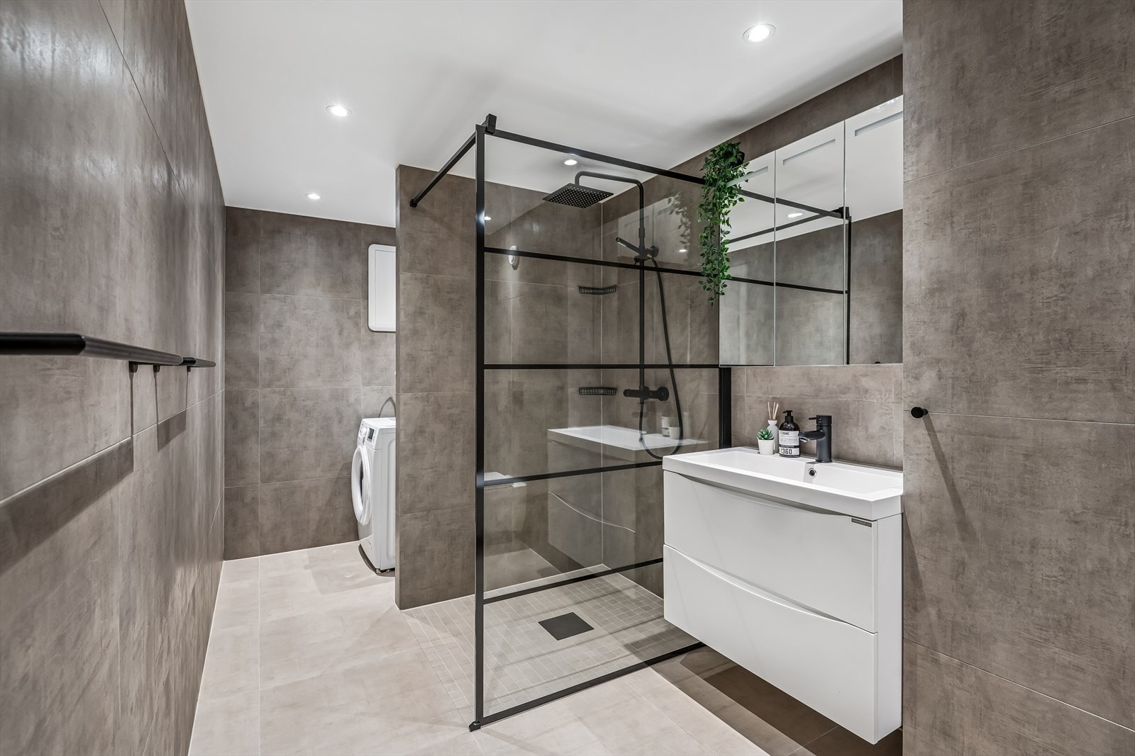 Badet er delt opp med egen vaskeromsavdeling innerst. Der finner du også varmtvannsberederen som nesten er på 300 liter. Galleribilde