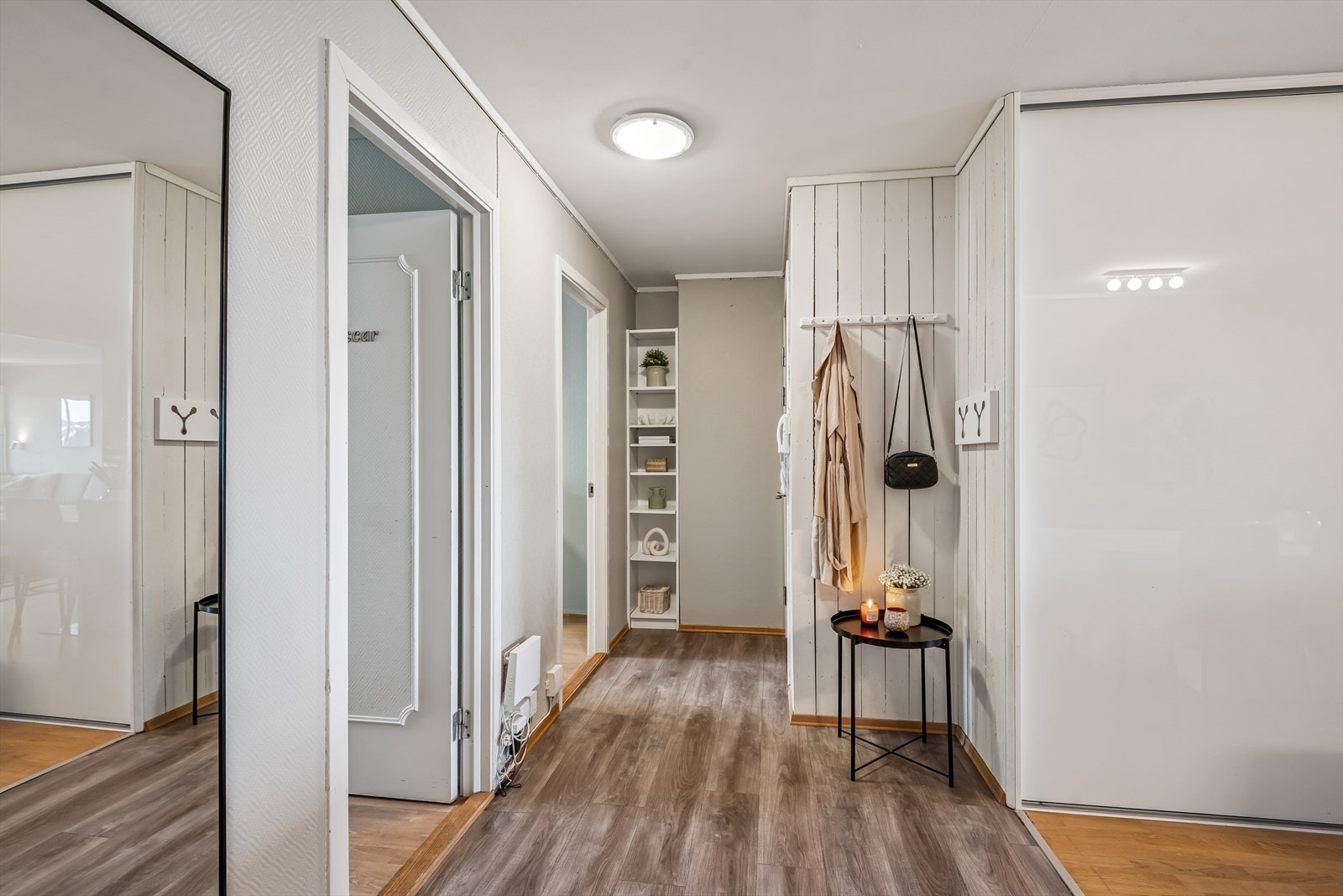 Hyggelig gang ønsker deg velkommen inn! Det er plass til å henge i fra seg ytterklærne her inne. Galleribilde