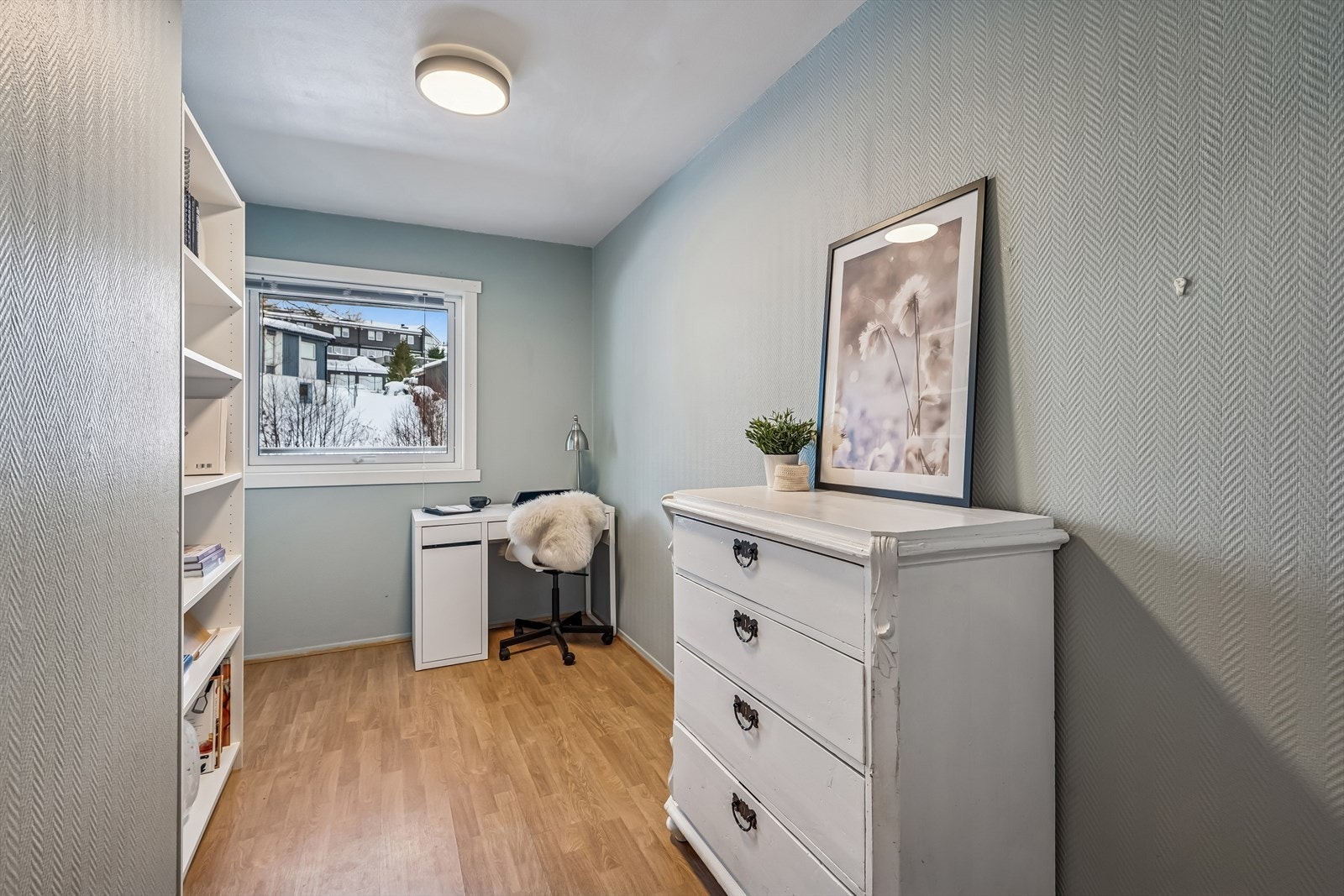 Soverom 3 ligger vegg med soverom 2. Rommet er malt i en pen blåtone og det er god plass til seng her inne, enten under vinduet, fra vegg til vegg eller langs langveggen. Galleribilde