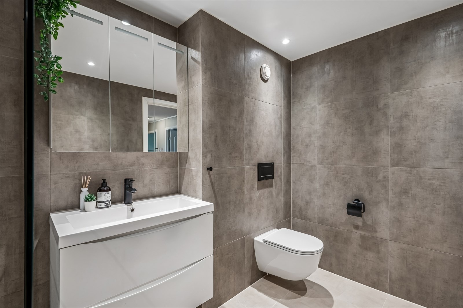 Det er varme i gulv og downlights i tak her inne. Galleribilde