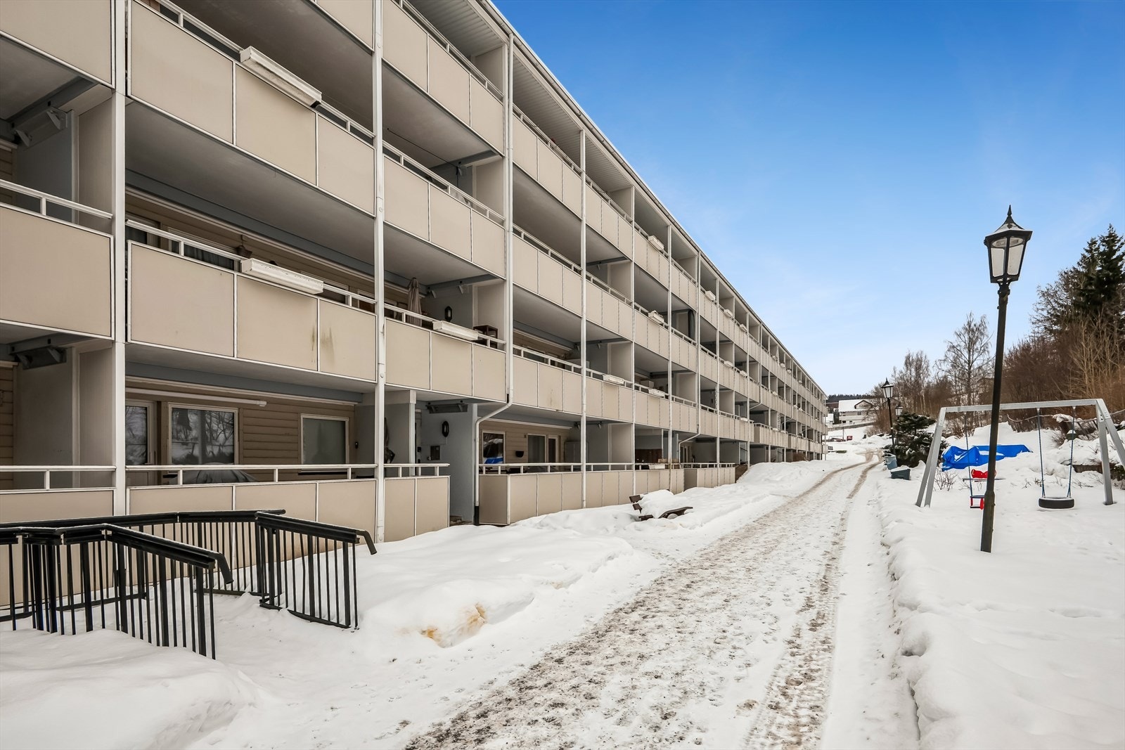 Fellesområdet til borettslaget er pent opparbeidet med lekeplass, sittegruppe, plenareal etc. Galleribilde