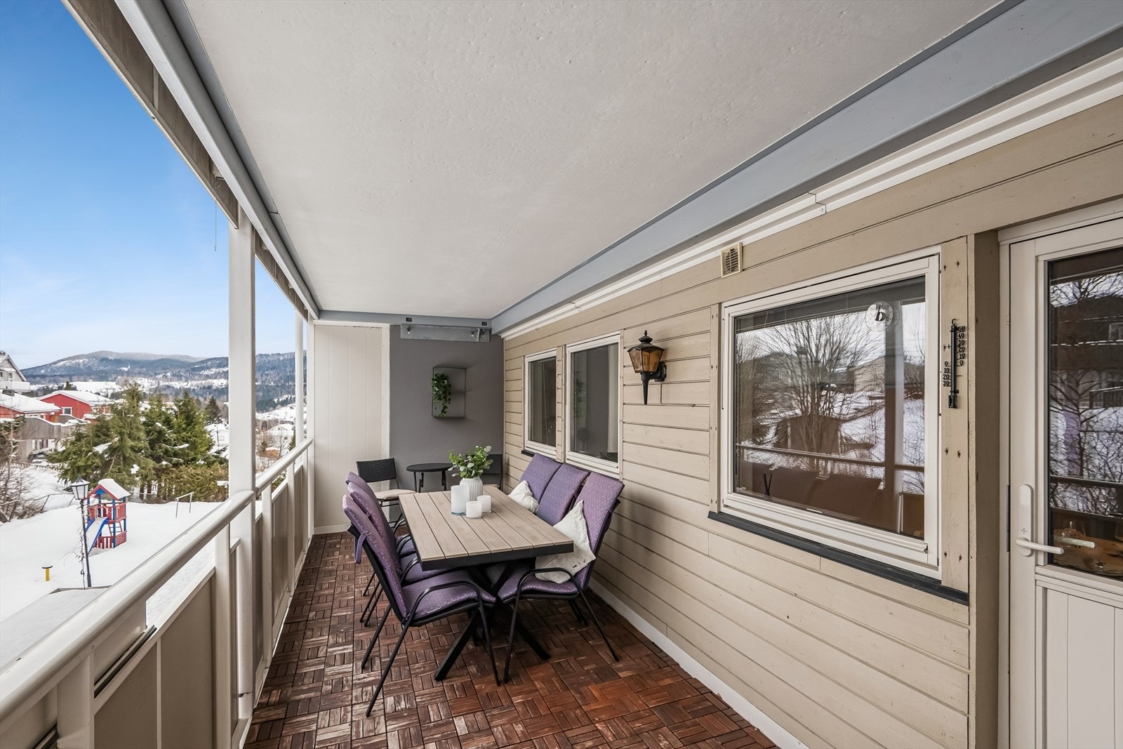 Leiligheten har to romslige balkonger. Denne er på ca. 15 kvm og har utgang fra kjøkkenet. Legg merke til den flotte utsikten man har mot Romeriksåsen. Galleribilde