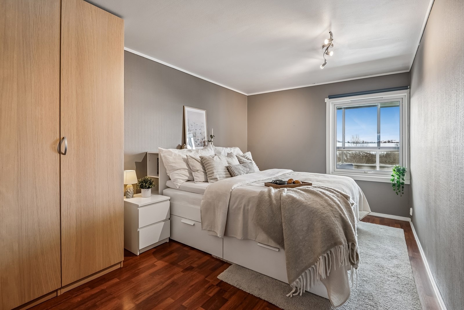 Det er 3 soverom i boligen hvor dette er hovedsoverommet. Dette er stort og har rikelig med garderobeskap som medfølger i handelen. Galleribilde