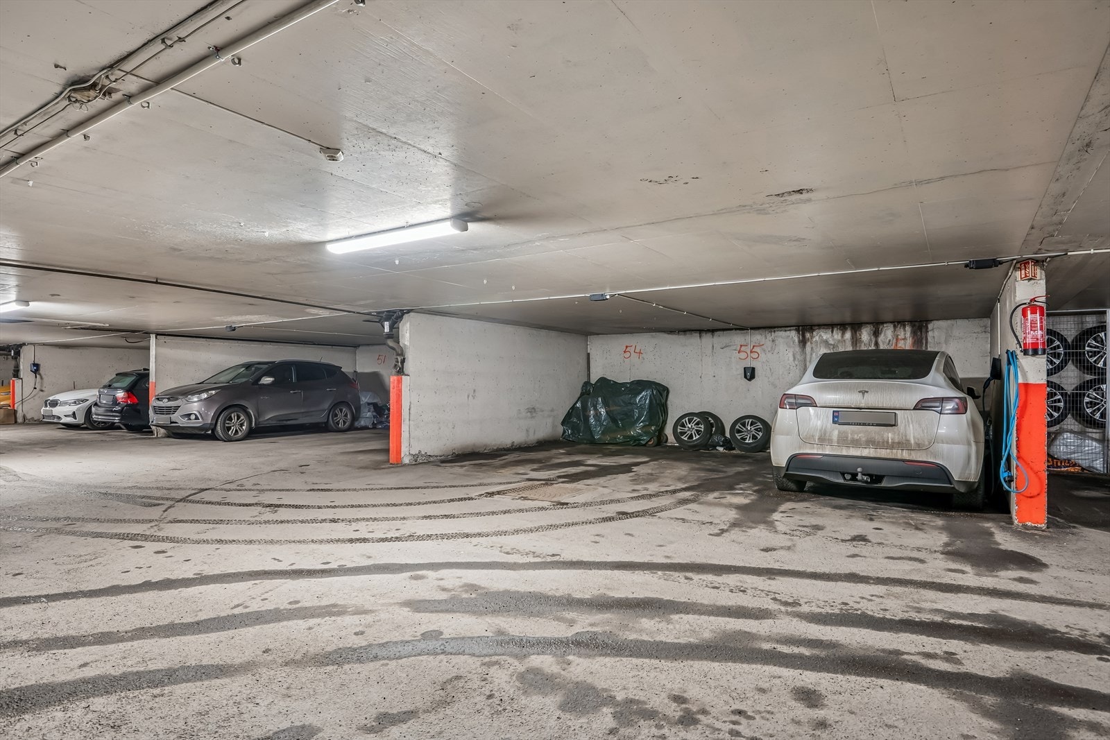 Det følger med en garasjeplass (plass nr. 55) som har elbillader som medfølger i handelen. Galleribilde
