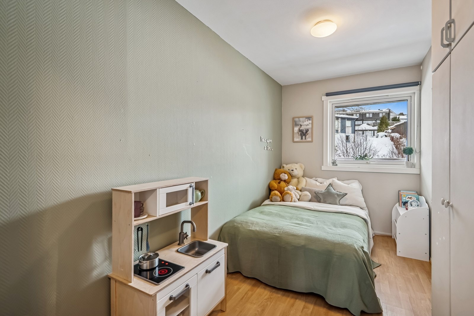 Soverom 2 er et perfekt barnerom og har innebygde skap som medfølger. Galleribilde