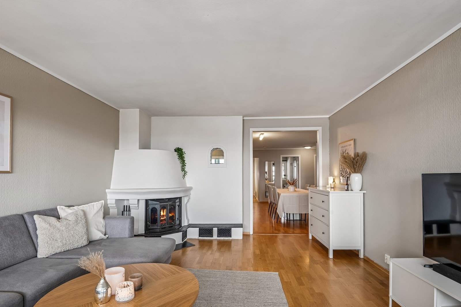 Sleng deg på sofaen etter en lang dag på jobb og sett på en fin film, mens peisen gir deg varme og en hyggelig atmosfære. Galleribilde