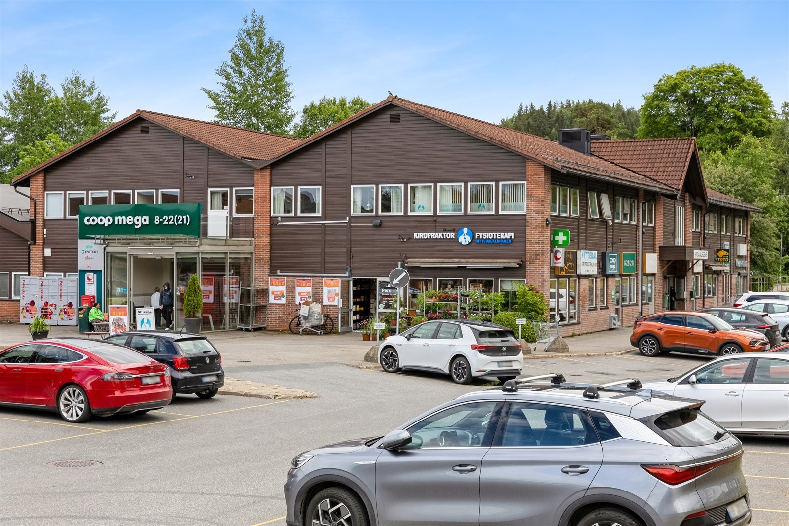 Hagansenteret ligger 5-10 min gange unna. Her finner du flere matbutikker, apotek, frisør, tannlege, blomsterforretning m.m. Galleribilde