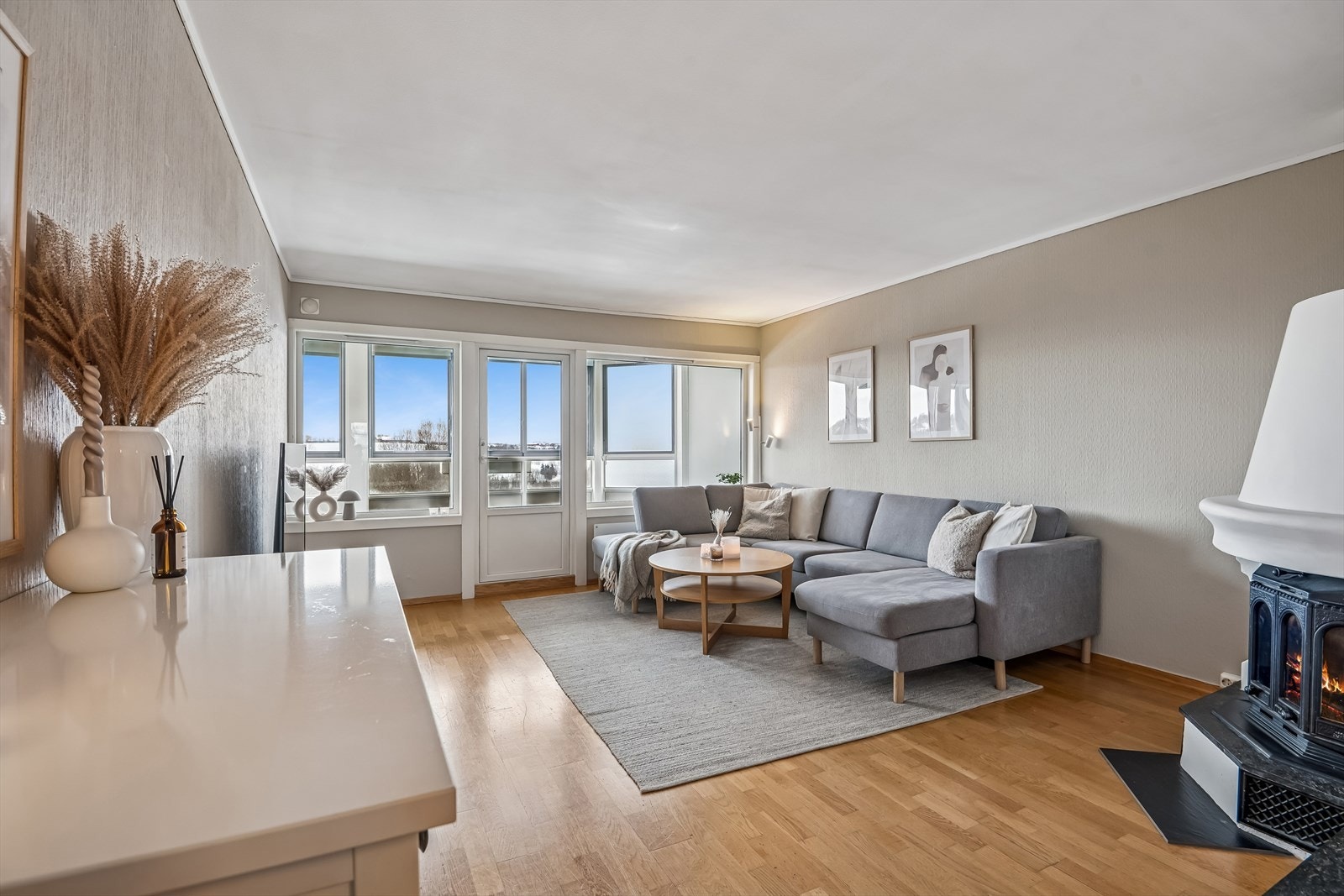 Stua er romslig og har godt med vinduer som gir rommet rikelig med dagslys. Galleribilde