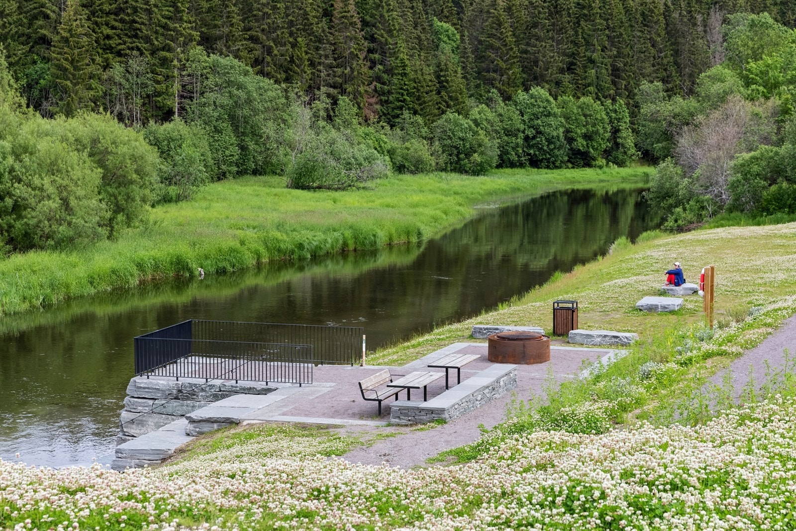 Langs elva er det opparbeidet en koselig grill og badeplass. Nittedalselva er godt kjent og denne plassen ligger kun et par minutters gange unna. Galleribilde