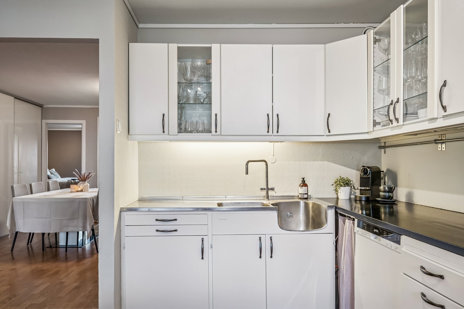 Kjøkkenet er noe eldre, men fungere som det skal. Separat kjøkken som gir deg plass til spisebord her inne samtidig som du har plass til spisebord i del av stua. Galleribilde