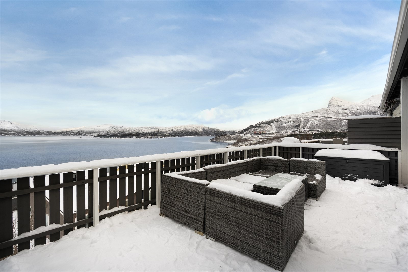 Boligen har veranda på begge sider, noe som gjør at solen kan nytes fra morgen og til solen går ned Galleribilde