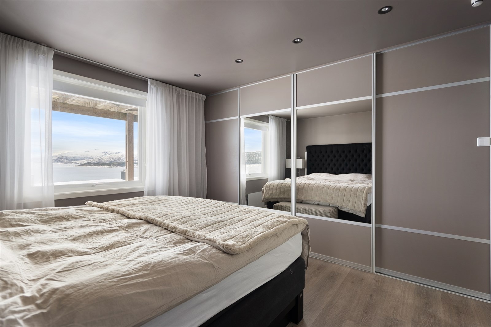 Soverom 1 har en stor skyvedørsgarderobe Galleribilde