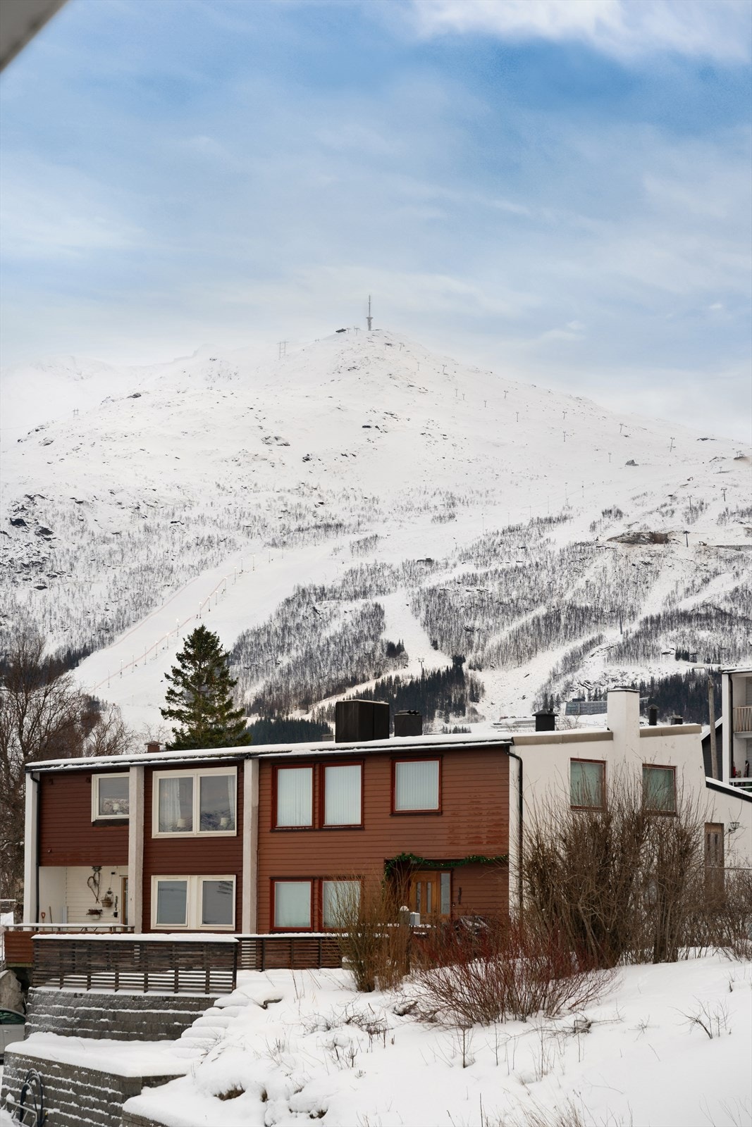 Fra kjøkken er det utsikt mot Fagernesfjellet Galleribilde