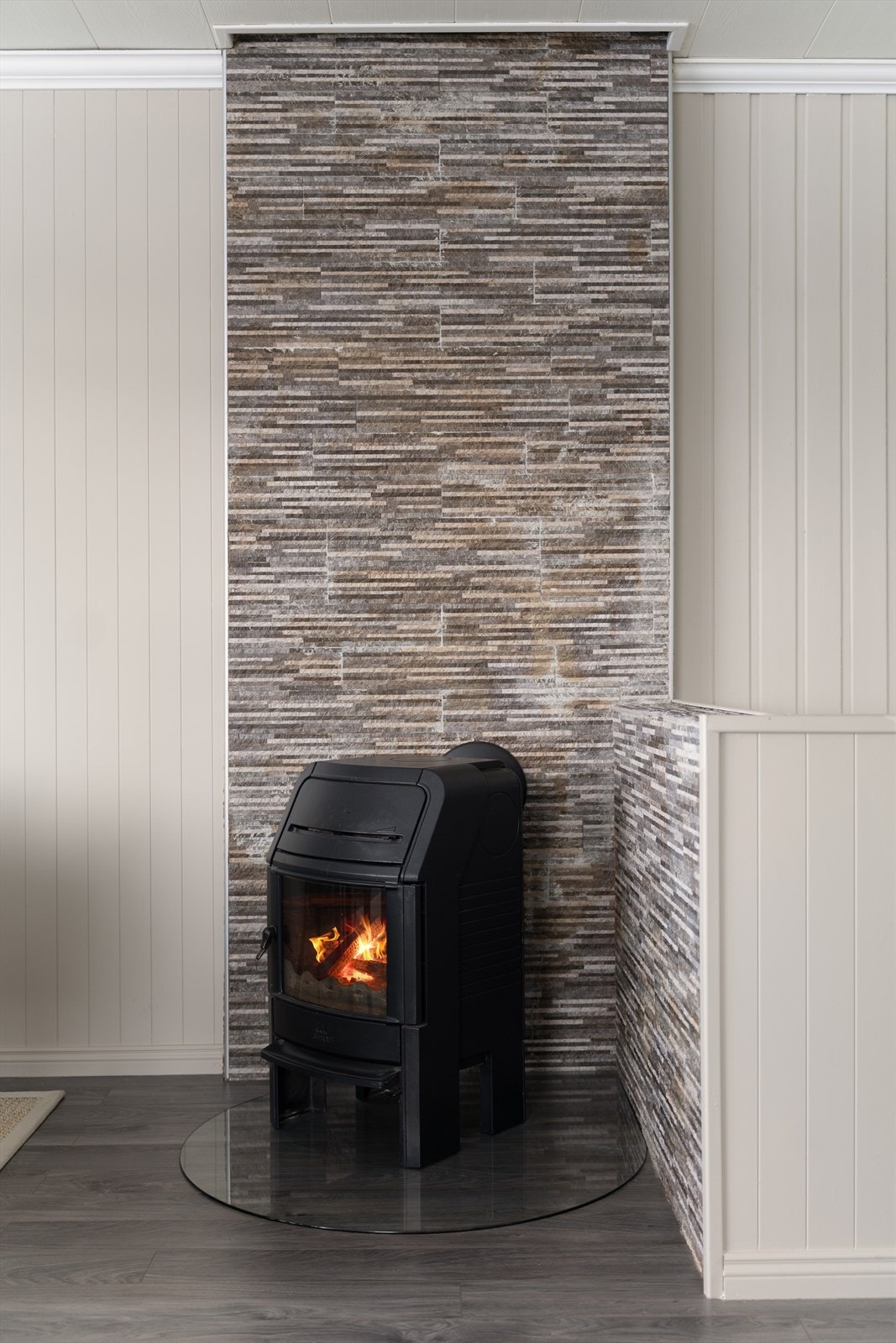 Boligen er utstyrt med både vedfyring og varmepumpe, noe som sørger for behagelig varme gjennom hele året Galleribilde