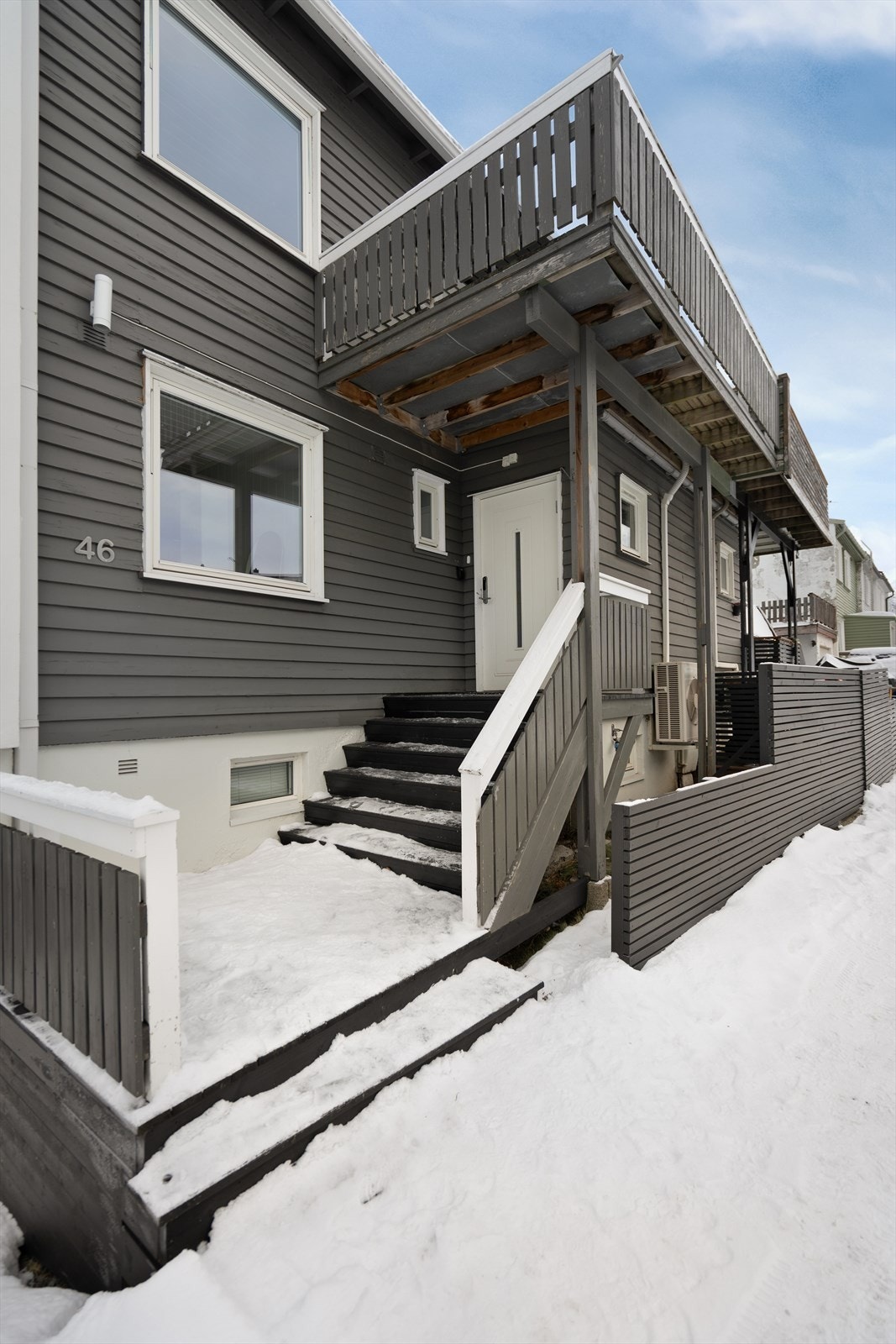 Velholdt uteområde med pent opparbeidet inngangsparti Galleribilde