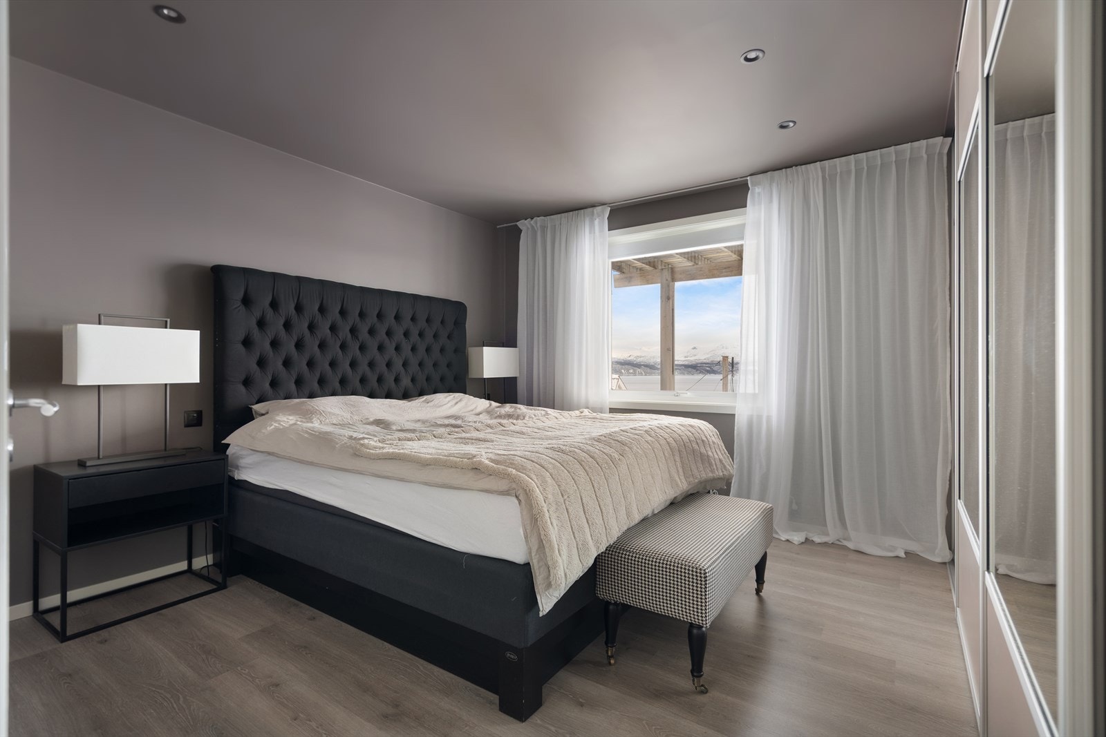 Soverom 1- Stort soverom med god plass for dobbeltseng og nattbord Galleribilde