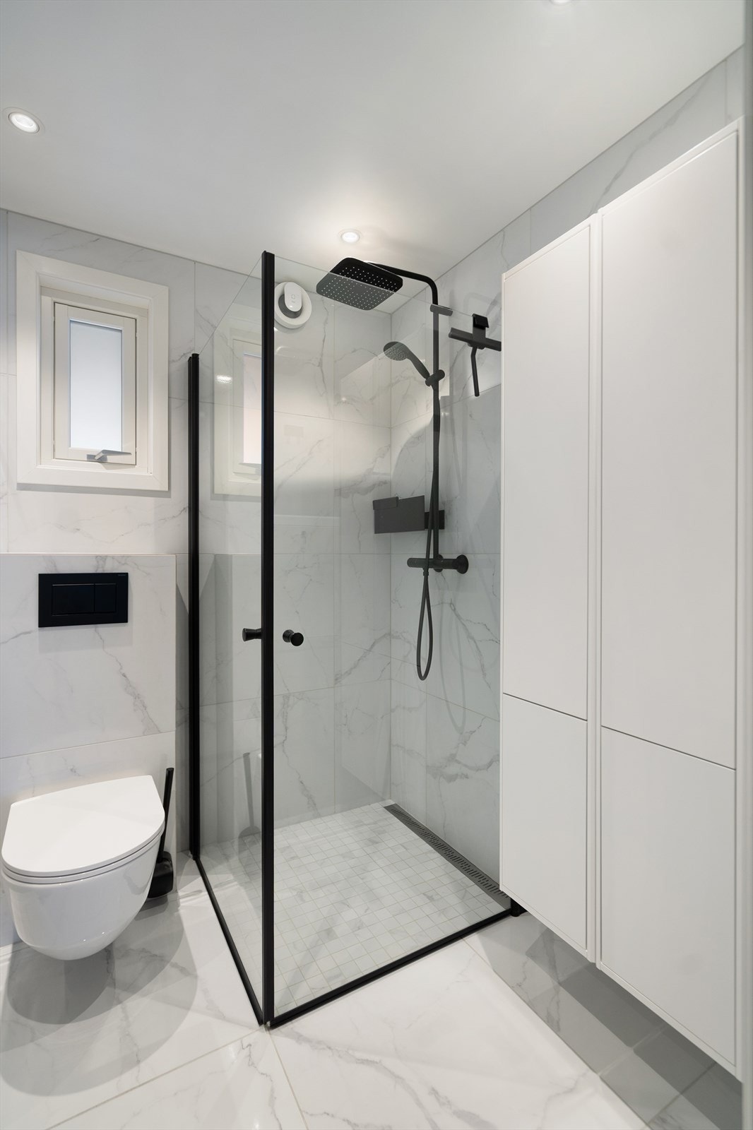 Stort vegghengt skap gir rikelig med plass for oppbevaring av diverse baderomsartikler Galleribilde