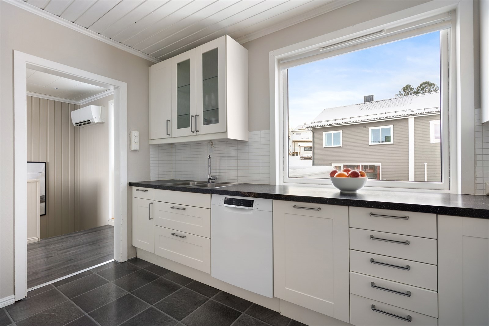 Det er integrert oppvaskmaskin, platetopp, stekeovn og mikro Galleribilde