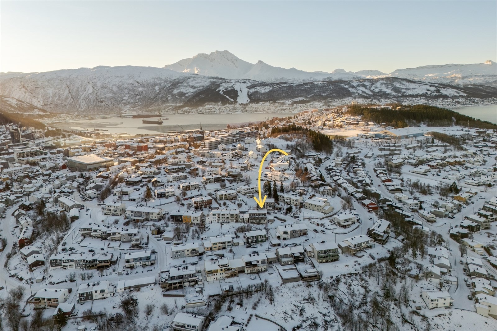 Fra eiendommen er det gangavstand til barneskole, barnehage, videregående skole, Narvik stadion, idrettens hus m.m. Galleribilde
