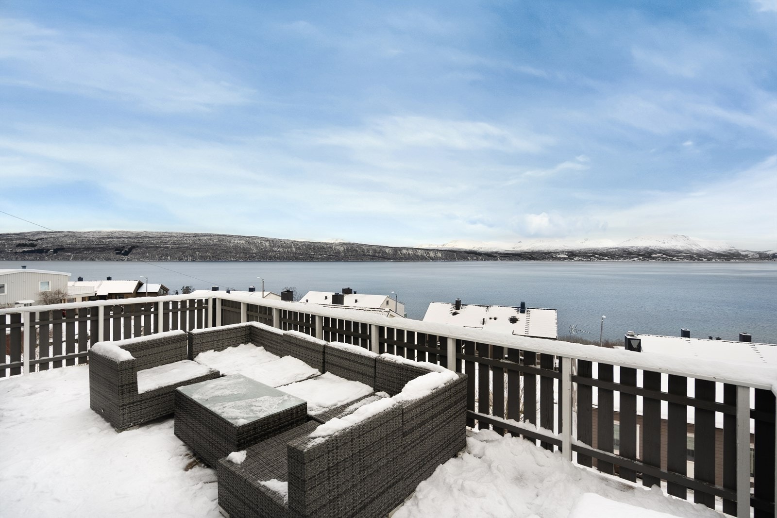 Fra stue er det adkomst til veranda, hvor solrike sommerdager kan nytes i disse rolige omgivelsene Galleribilde