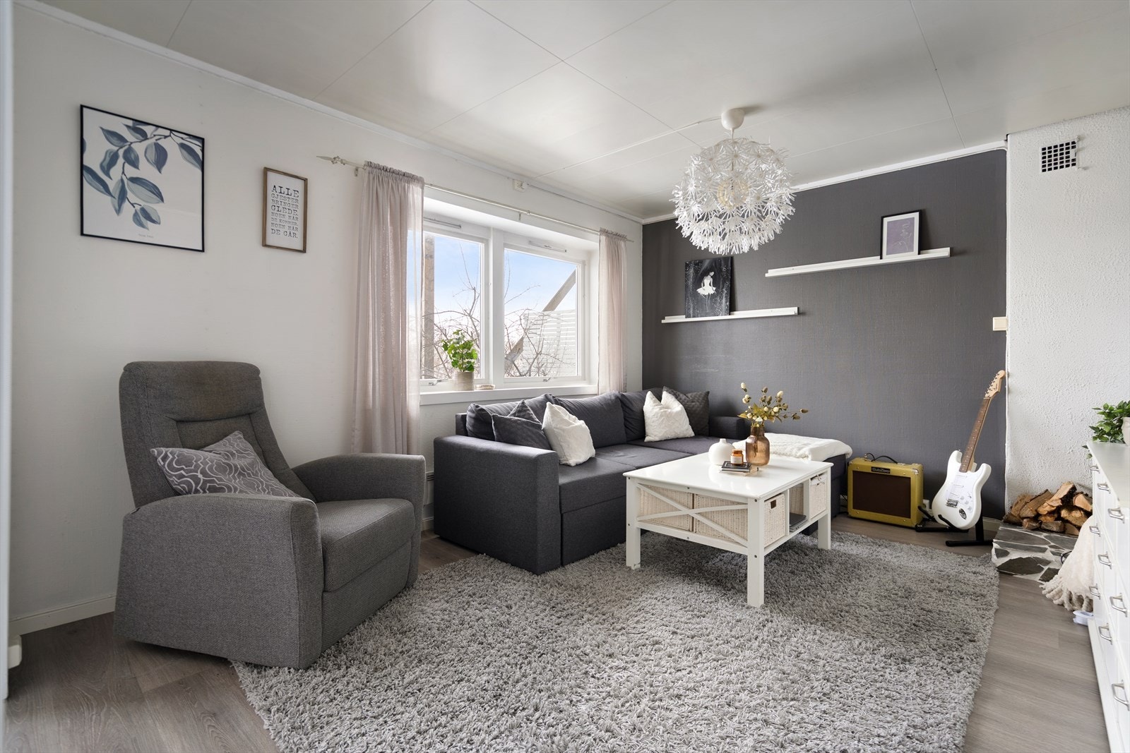 Stue i hybel har god plass til sofamøbler Galleribilde