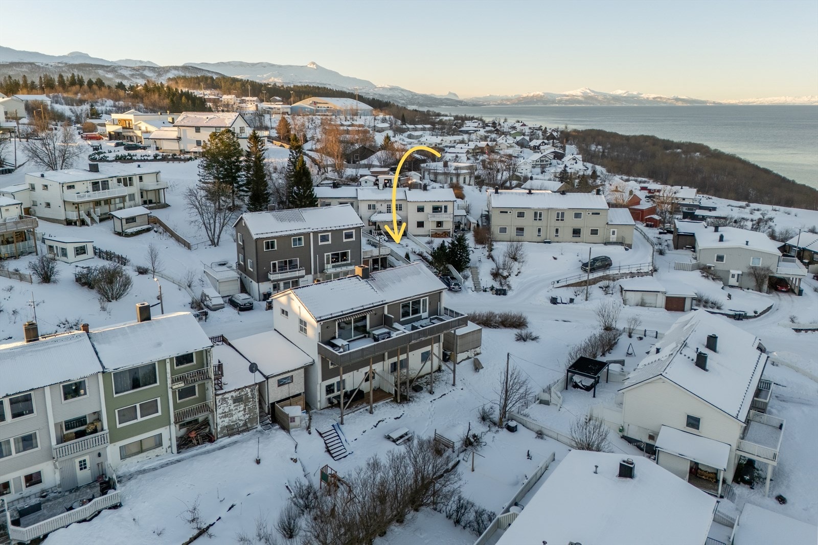 Eiendommen består av stor hage og garasje. Det er parkering i offentlig gate Galleribilde